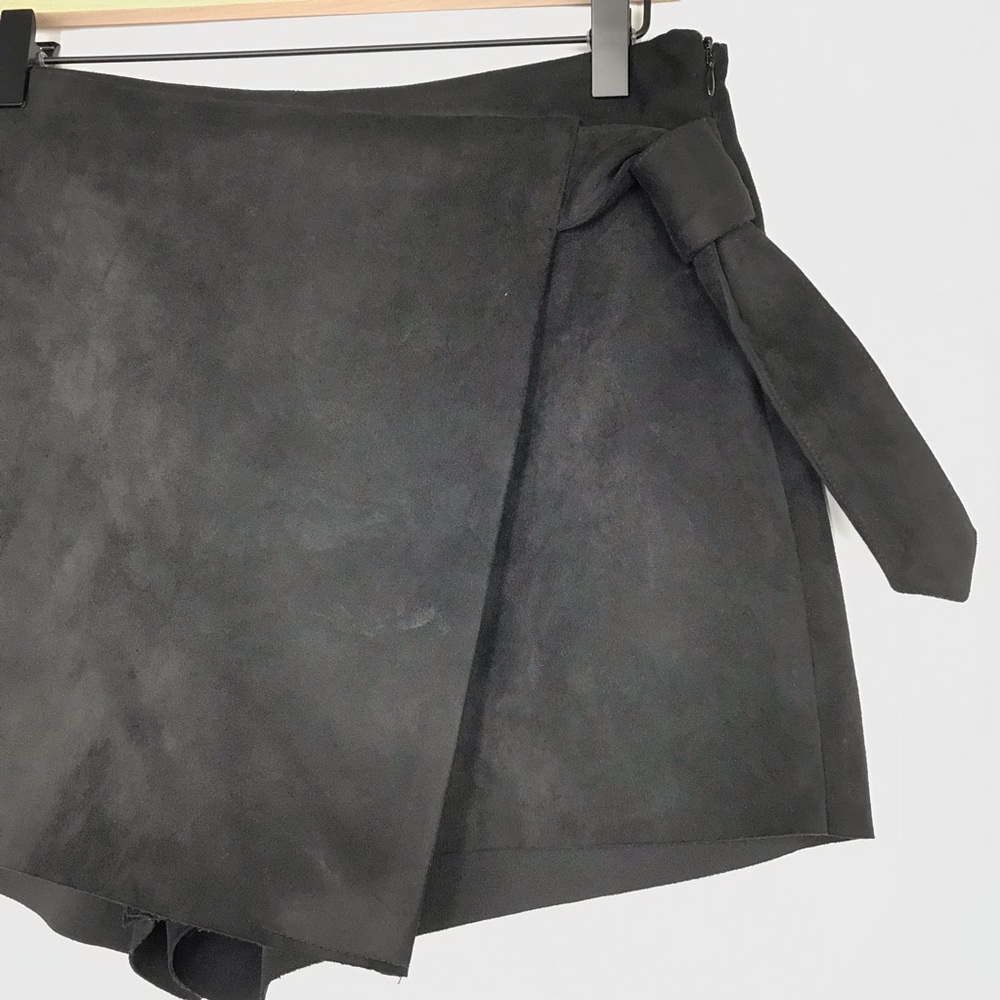 Zara Faux Suede Zippered Medium Black Skorts - Picture 2 of 5